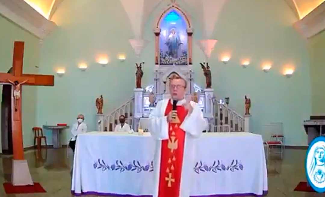 Padre chama esquerdistas de vagabundos e diz que Brasil se tornará comunista