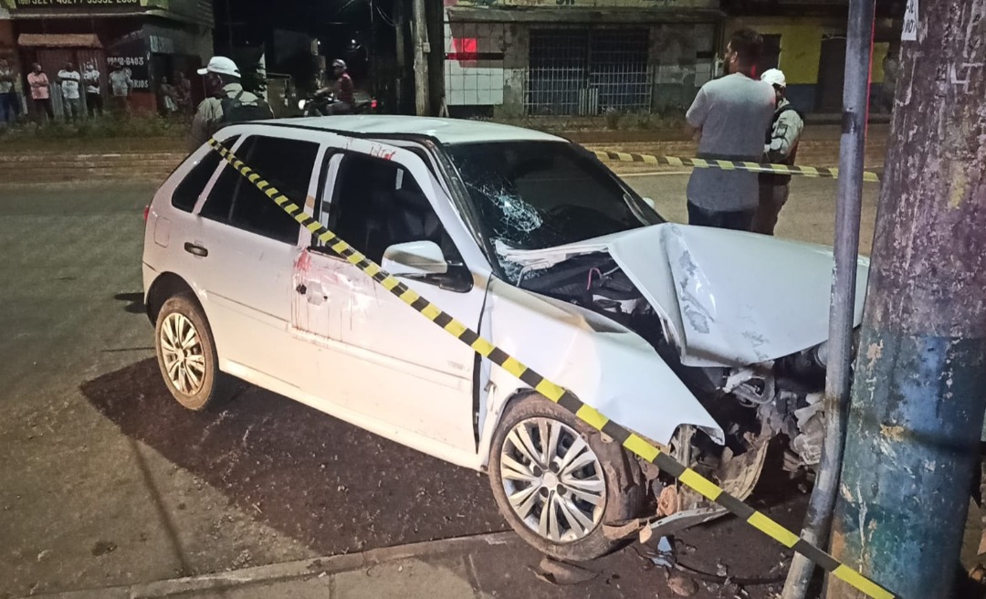Acidente na Via Chico Mendes deixa três pessoas feridas após colisão contra um poste 