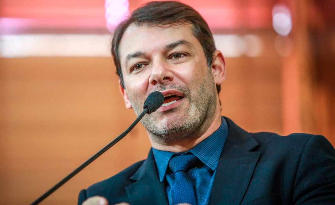 Roberto Duarte diz que Acre tem mais de 85 mil doses de vacina anticovid não aplicadas e critica lentidão