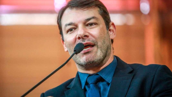 Roberto Duarte diz que Acre tem mais de 85 mil doses de vacina anticovid não aplicadas e critica lentidão