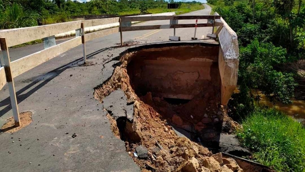 Erosão provoca deslizamento na cabeceira da ponte do igarapé Pirajá, na região de Tarauacá