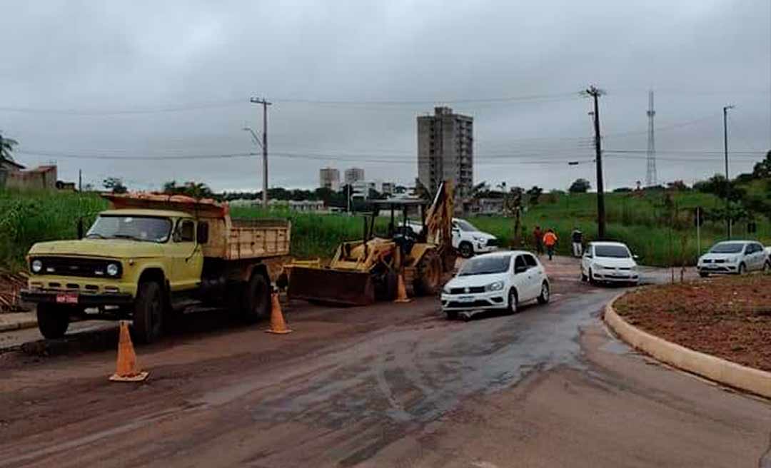 Após protestos com bananeiras, prefeitura começa a recuperar trecho em rotatória na Estrada do Calafate