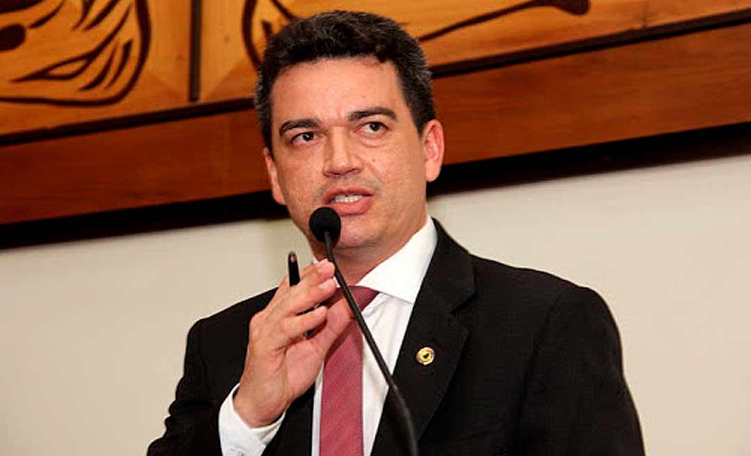 André da Droga Vale toma posse como deputado estadual em solenidade na sala da presidência