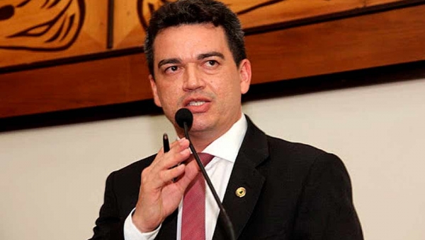 André da Droga Vale toma posse como deputado estadual em solenidade na sala da presidência