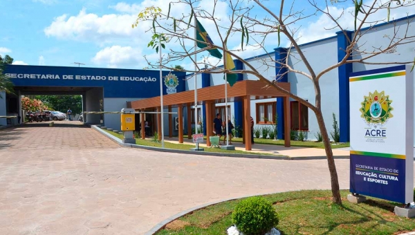 Deputados protocolam pedido de CPI da Educação e requerimento conta com 9 assinaturas