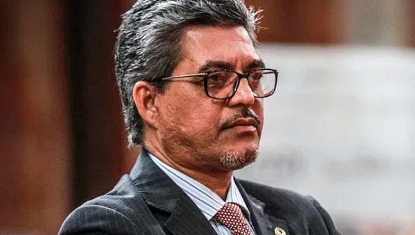 Líder da oposição diz que “caronas” e “dispensas de licitação” têm sangrado o governo