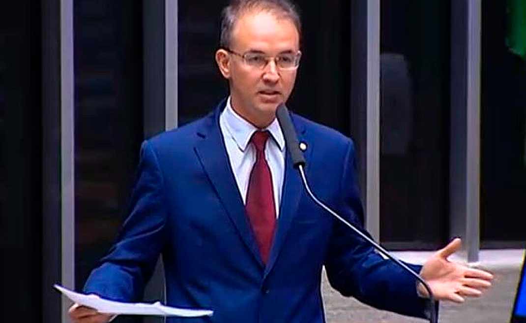 Leo de Brito questiona política ambiental de Bolsonaro em dia de discurso do presidente na cúpula de líderes sobre o clima
