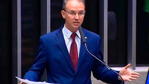 Leo de Brito questiona política ambiental de Bolsonaro em dia de discurso do presidente na cúpula de líderes sobre o clima