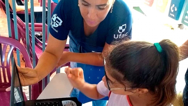 Quebrando barreiras: mestre lança livro voltado ao ensino matemático para surdos