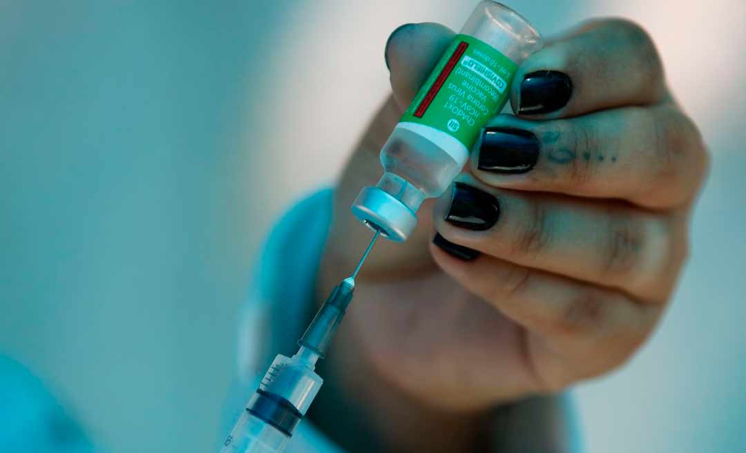 Acrelândia aplicou 2 doses vencidas da vacina AstraZeneca, diz  jornal Metrópoles; secretário explica que não houve vacinados com doses vencidas, mas erro no repasse de dados ao MS
