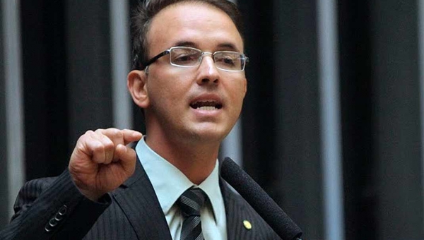 Em defesa dos servidores públicos, Leo de Brito diz não a reforma administrativa