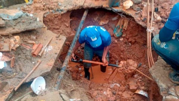 Rede de água rompe, causa erosão em frente ao Aquiri Shopping e Emurb trabalha na recuperação