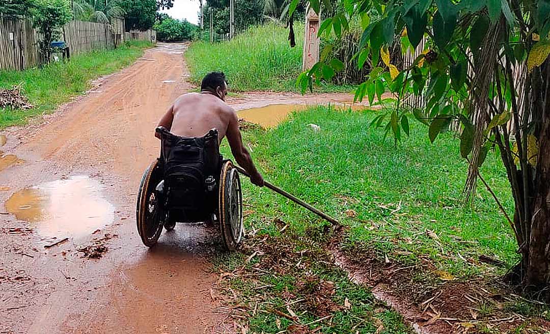 Cadeirante precisa abrir vala para sair de casa para trabalhar no Bom Jesus; assista a videorreportagem