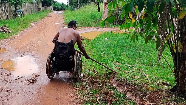 Cadeirante precisa abrir vala para sair de casa para trabalhar no Bom Jesus; assista a videorreportagem