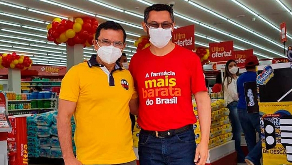 Gonzaga parabeniza empresário por abertura de farmácia e geração de emprego em Cruzeiro do Sul