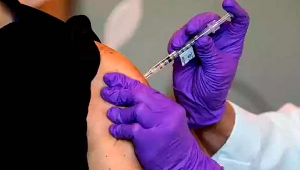 Polícia Civil do Acre vai ouvir enfermeira que simulou aplicação de vacina contra a Covid-19 em idosa