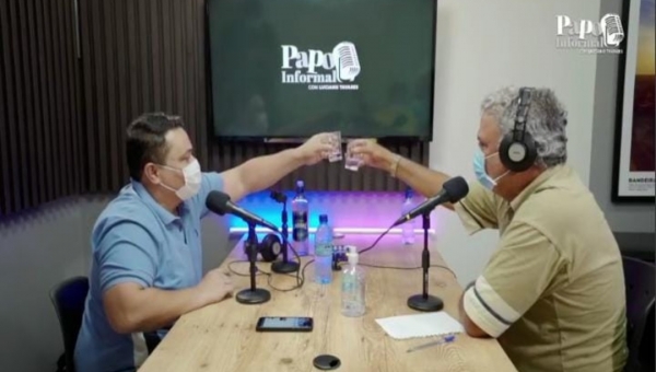 No Papo Informal, Petecão fala de sua relação com Gladson, toma cachaça e faz verso sobre cornos e internautas