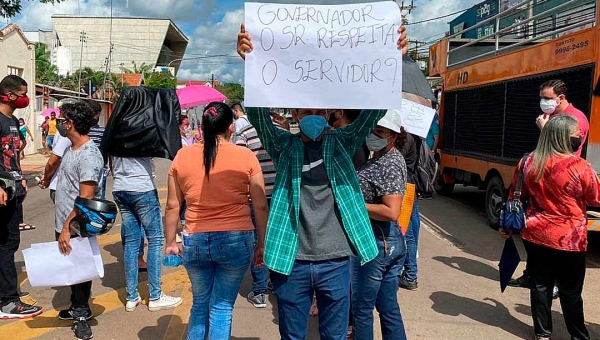 Professores de escolas de tempo integral protestam na frente da Casa Civil reivindicam pagamento de aulas complementares e bolsa incentivo