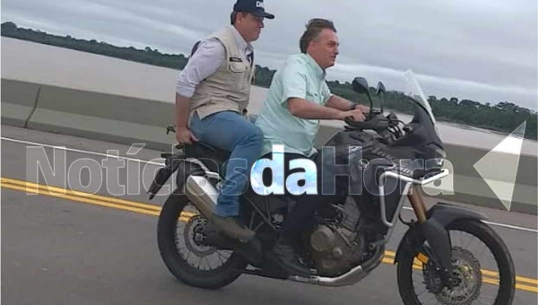 Sem capacete e com ministro na garupa, Bolsonaro atravessa ponte do Madeira de moto