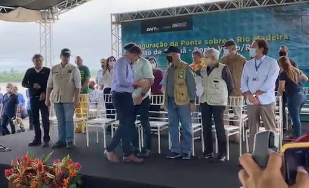 Sob vaias, governador de Rondônia faz discurso carregado na ponte do Madeira