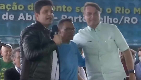 Gladson quebra o protocolo, chama operário no palco e faz pedido inusitado a Bolsonaro