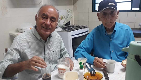 Bocalom toma café em Minas Gerais nesta segunda-feira, ao lado do pai de 97 anos