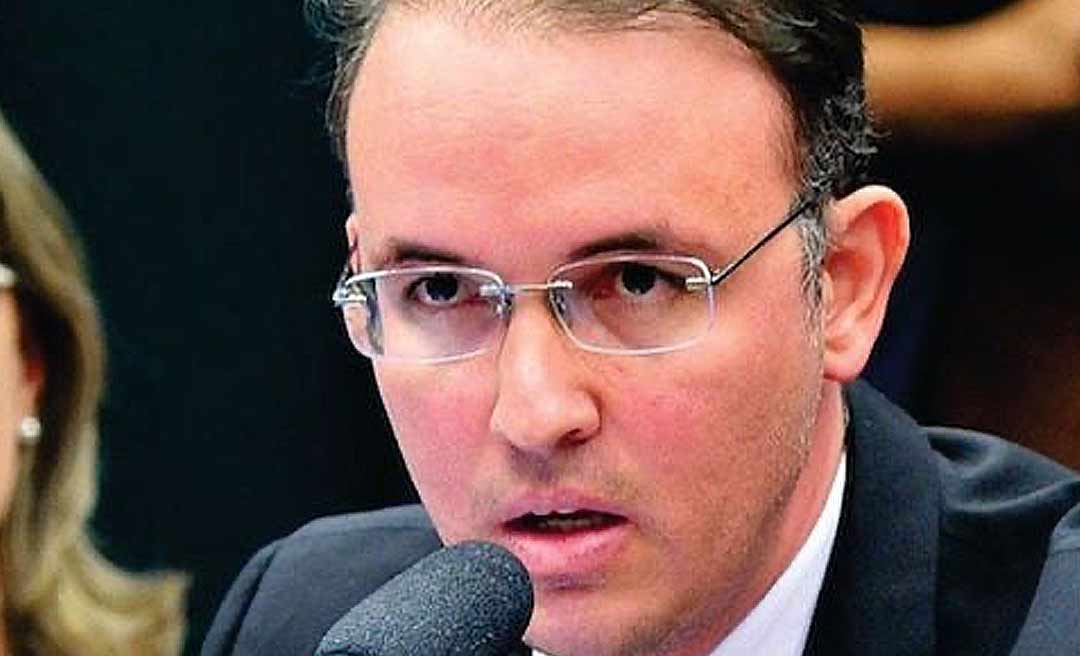 Deputado Leo de Brito cobra que governo cumpra a lei e ofereça Revalida para estudantes