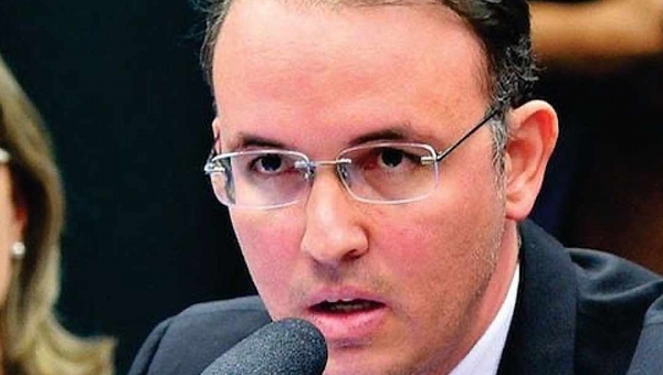 Deputado Leo de Brito cobra que governo cumpra a lei e ofereça Revalida para estudantes