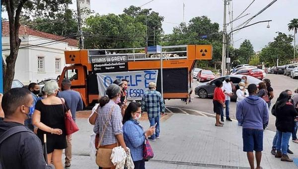 Trabalhadores da educação iniciam greve geral com ato no Centro