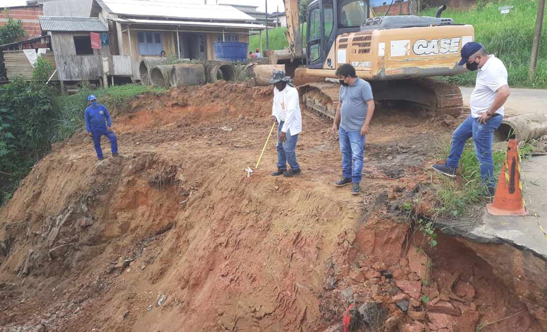 Prefeitura de Cruzeiro do Sul recupera bueiro que comprometia tráfego na entrada da Cohab