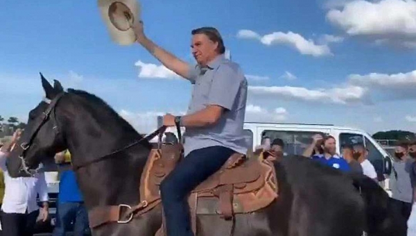 Bolsonaro desfila a cavalo em protesto de ruralistas contra STF e CPI da Covid