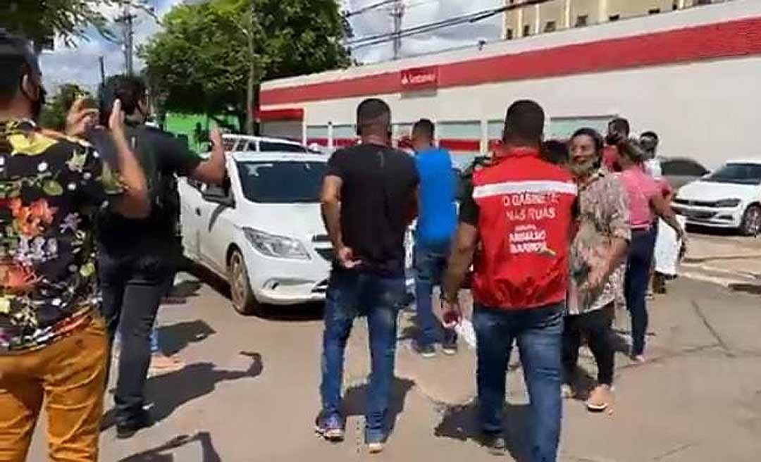 Camelôs que tiveram barracas demolidas fecham avenida Ceará em protesto: "Queremos trabalhar"