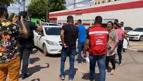 Camelôs que tiveram barracas demolidas fecham avenida Ceará em protesto: "Queremos trabalhar"