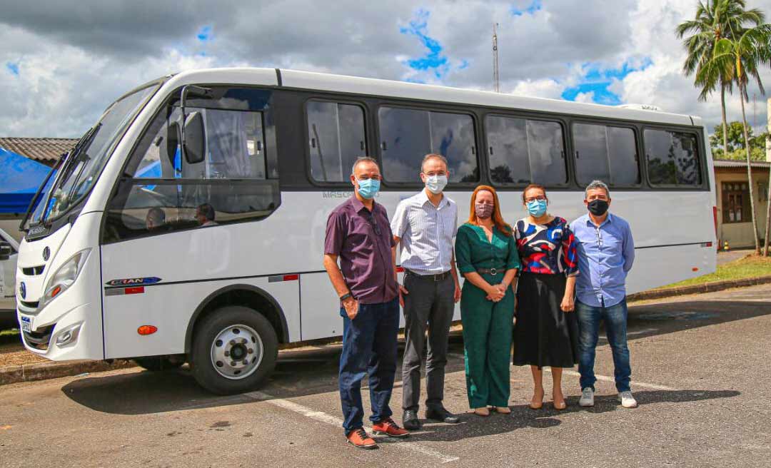 Emenda de Leo de Brito garante ônibus para a Comunidade Terapêutica Ebenezer