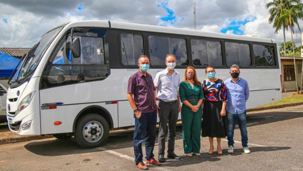 Emenda de Leo de Brito garante ônibus para a Comunidade Terapêutica Ebenezer