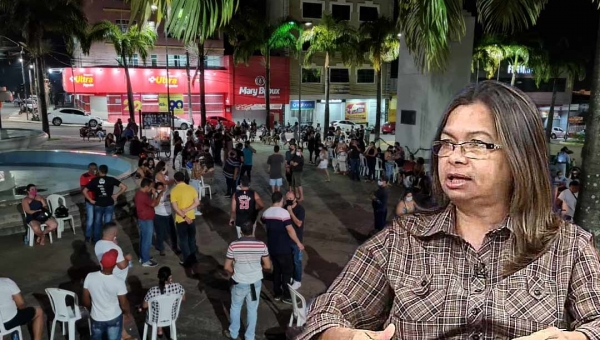 Sinproacre acompanha vigília de grevistas da Educação no Palácio com protesto e homenagem com cruzes e velas