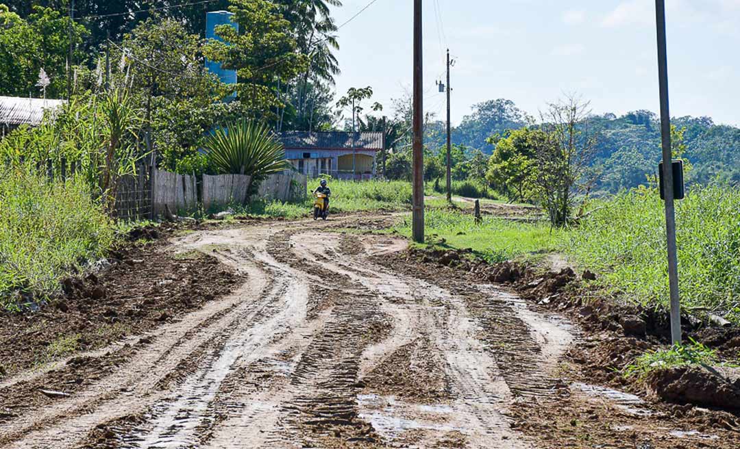 Prefeitura de Cruzeiro do Sul trabalha na recuperação da estrada do Estirão do Remanso