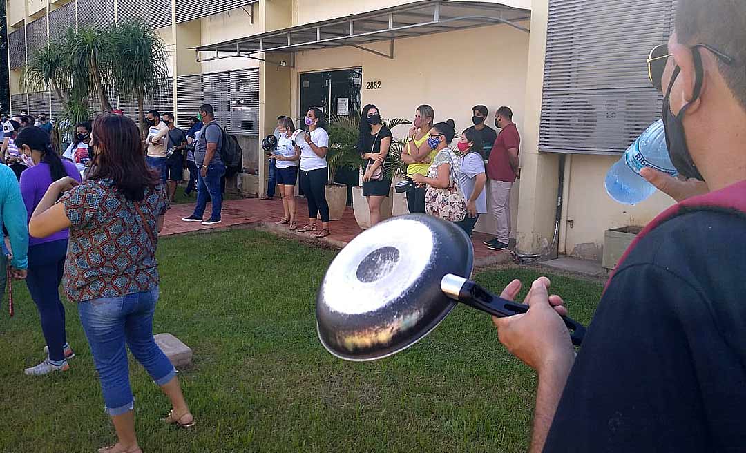 Grevistas da Educação fazem panelaço na porta da PGE pedindo parecer do órgão; "Aqui parece que são deuses, não recebem a população", diz Rosana Nascimento