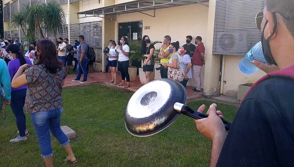 Grevistas da Educação fazem panelaço na porta da PGE pedindo parecer do órgão; "Aqui parece que são deuses, não recebem a população", diz Rosana Nascimento