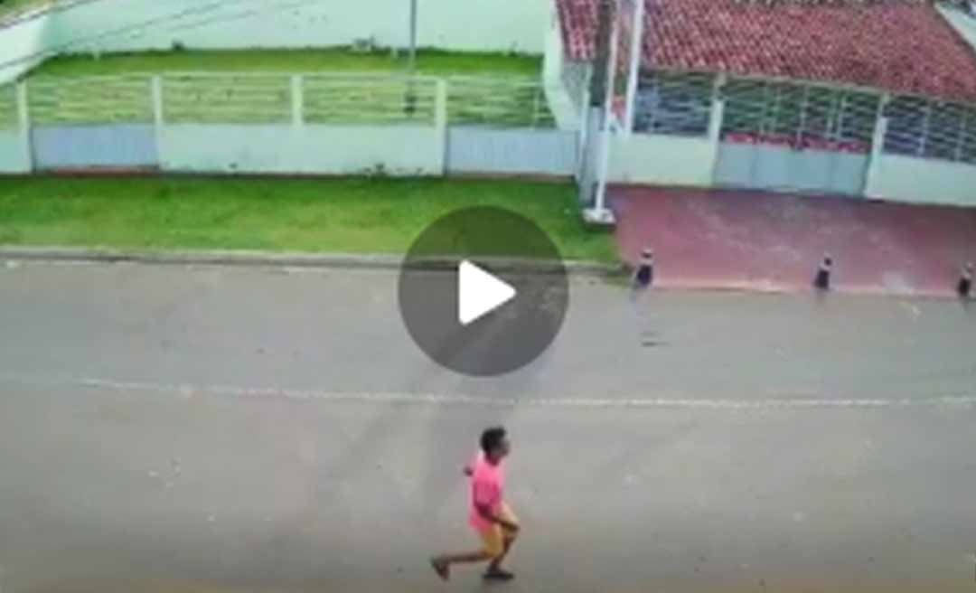 Em Sena, Câmeras de segurança flagram homem inserindo objeto no anus e tirando a roupa em via pública