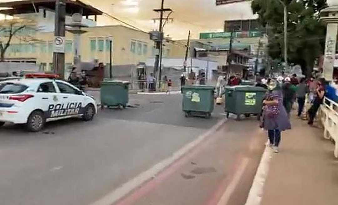 Camelôs e ambulantes fecham ponte Coronel Sebastião Dantas em protesto contra a prefeitura