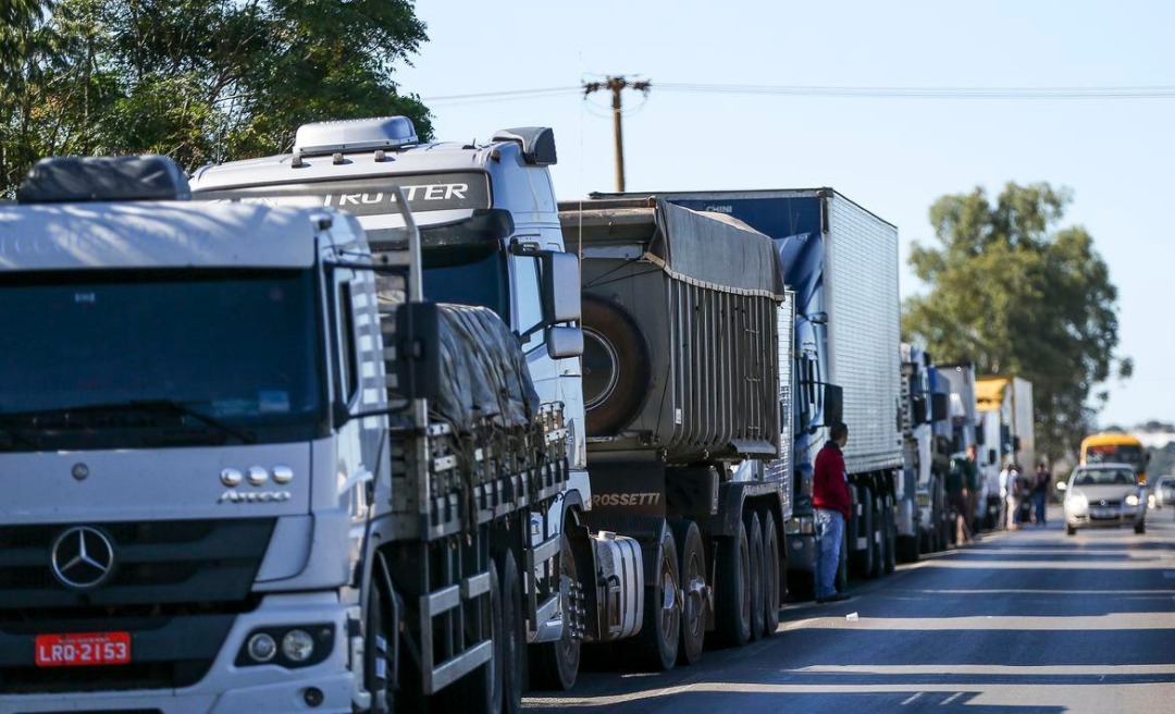 Protesto de caminhoneiros pode bloquear a fronteira com a Bolívia nesta terça-feira