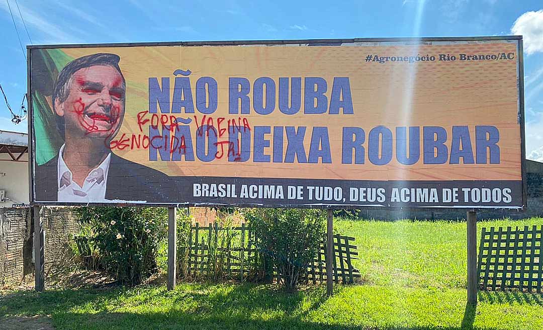 Em outdoor em Rio Branco, Bolsonaro amanhece com chifre vermelho e é chamado de genocida