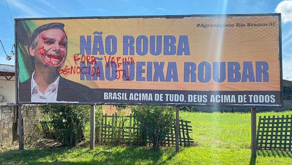 Em outdoor em Rio Branco, Bolsonaro amanhece com chifre vermelho e é chamado de genocida