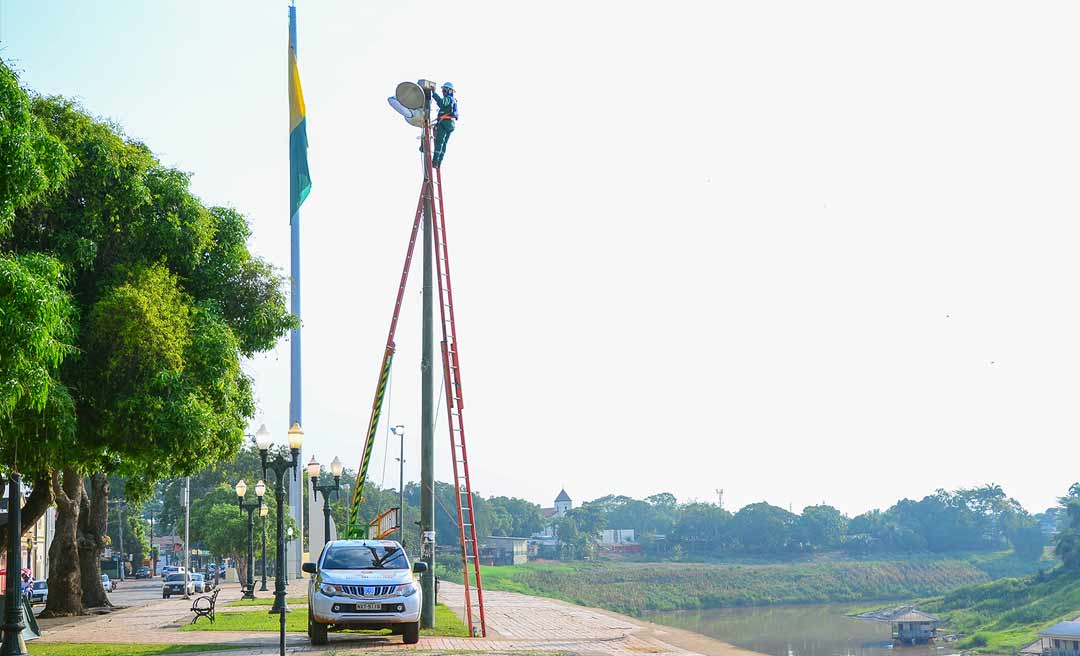 Jornalista reclama que há três dias tenta falar com o setor de iluminação da prefeitura e ninguém atende o telefone: "Só dá ocupado"