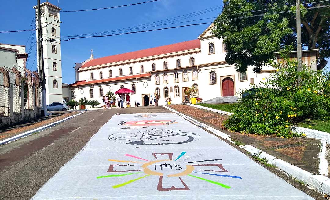 Em Rio Branco, católicos confeccionam tapete de Corpus Christi; igreja promove missa e carreata