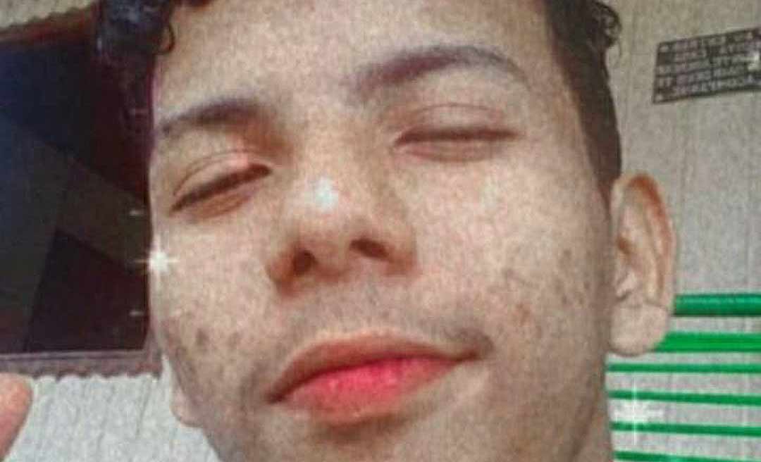 Equipe do Corpo de Bombeiros procura por adolescente que se afogou no rio Tarauacá