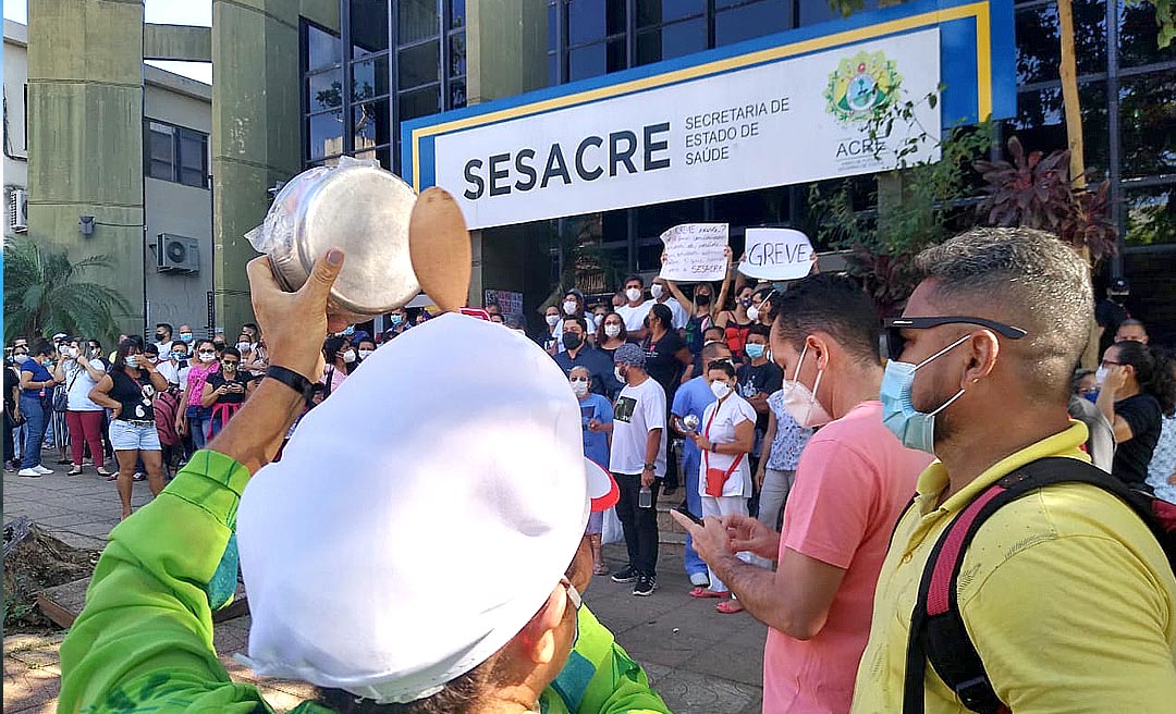 No terceiro dia de greve, trabalhadores da Saúde realizam panelaço na frente da Sesacre