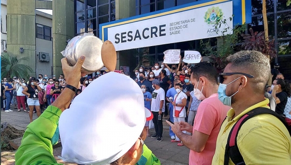 No terceiro dia de greve, trabalhadores da Saúde realizam panelaço na frente da Sesacre