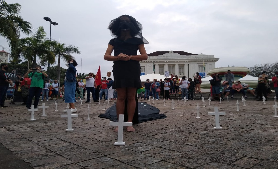 Ato anti-Bolsonaro no Acre tem cruzes, velas e "noiva de Bolsonaro" no dia em que o Brasil atingiu mais de 500 mil óbitos